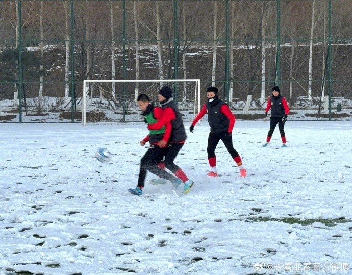 讓我們在雪地上撒點野 亞泰小將體驗雪地足球